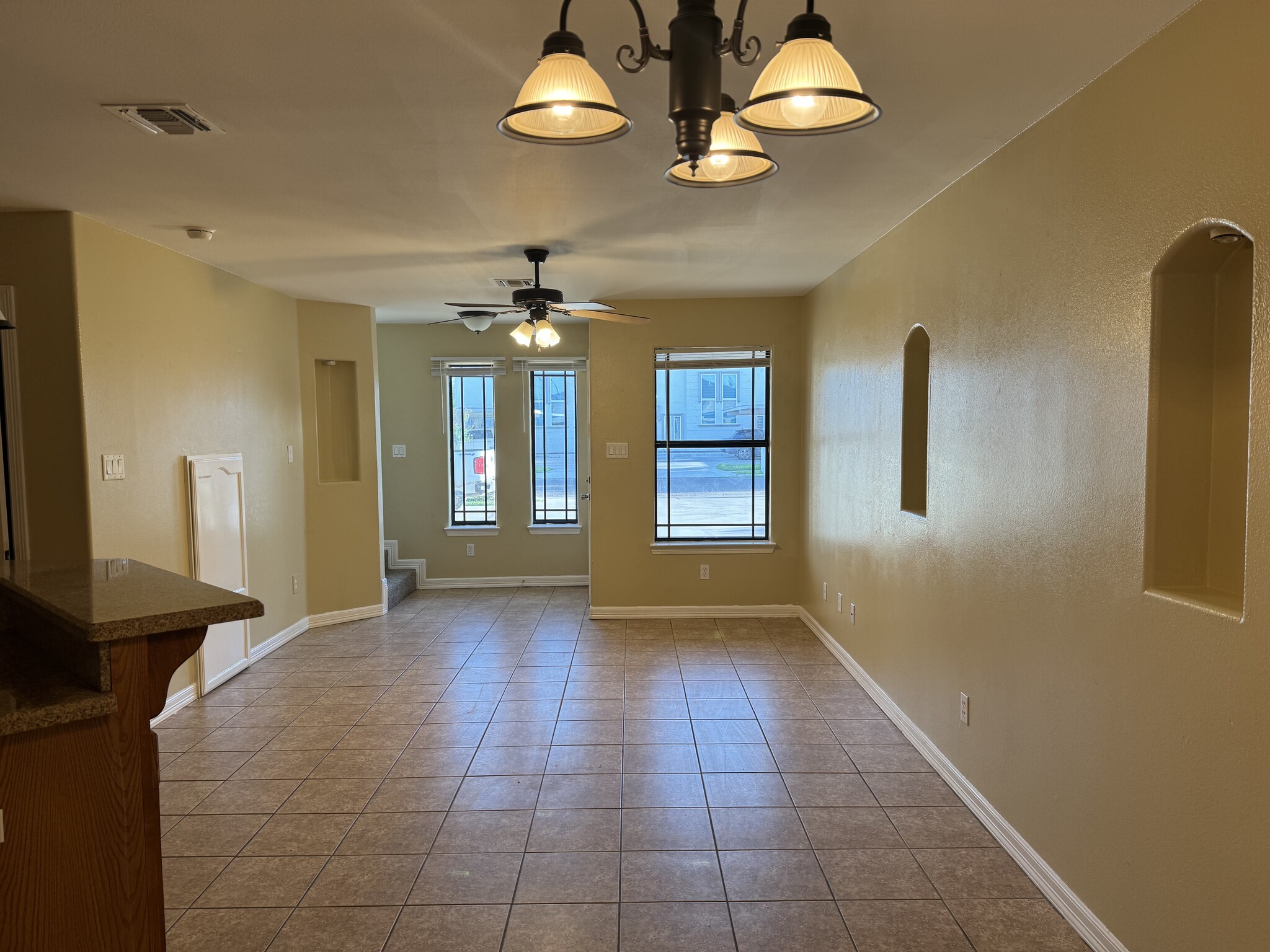 Building Photo - 1204 West Kiwi