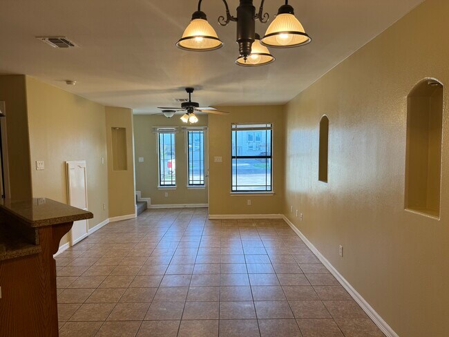 Building Photo - 1204 West Kiwi