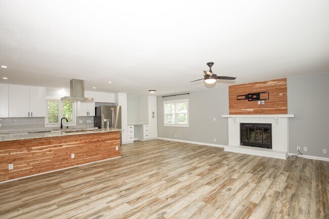 Building Photo - Gorgeous Fully Renovated 3 bedroom home in the Heart of Whispering Pines