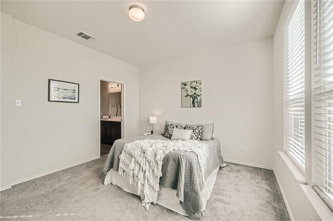 Building Photo - 288 Eves Necklace Dr.