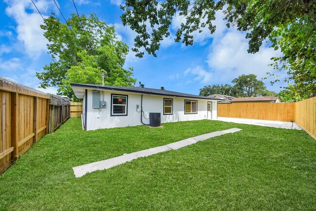 Building Photo - 1503 Locklaine Dr