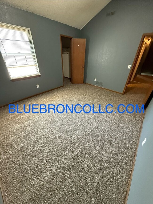 Building Photo - Spacious 3 BR Townhome—New Carpet & Paint—...