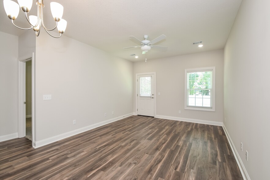 Building Photo - 1000 Walker Point Way