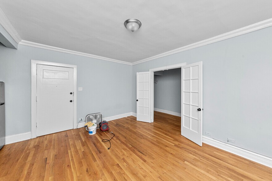 Building Photo - 4735 N Hermitage Ave