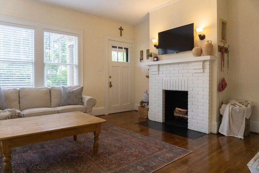 Living Room - 904 Lexington Ave