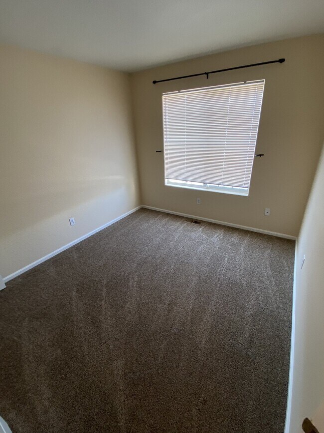 Building Photo - DON'T MISS!! 3BD/2BA Single Family Home in Parker, Water & Mowing Included!!!!