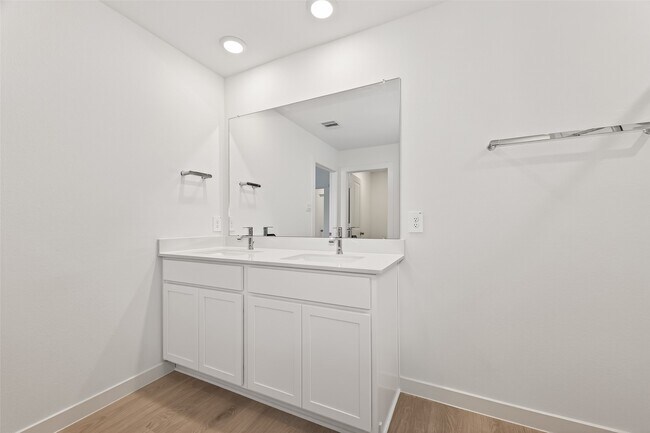 Building Photo - 3827 Langridge Dr