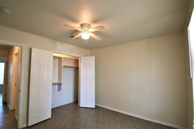 Building Photo - 417 N Blue Jay Ct