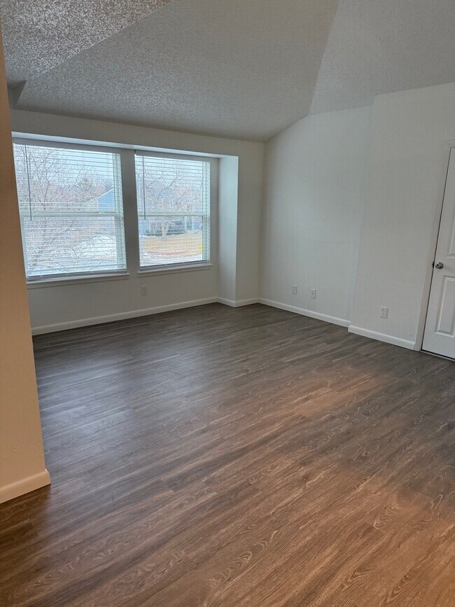 Building Photo - 2 Bedroom with Garage for Rent