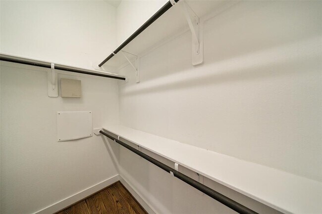Building Photo - 5815 E Post Oak Ln