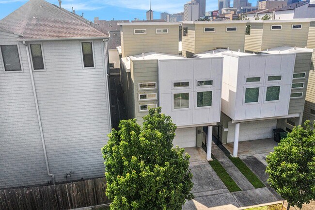 Building Photo - 2212 Hutchins St