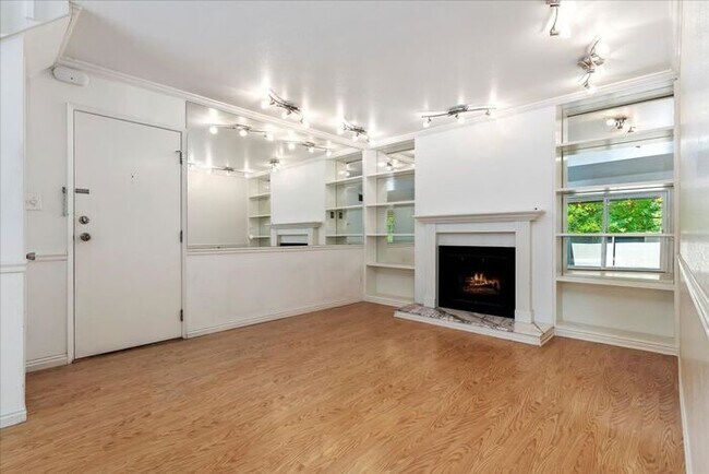 Building Photo - FOOTHILL 3 bed 2 bath Condo with Pool