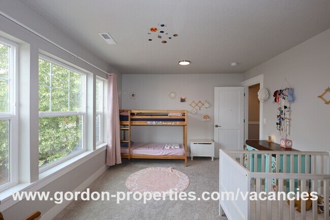 Building Photo - SE Golden Eagle Ln - 4 bedroom home in Hap...