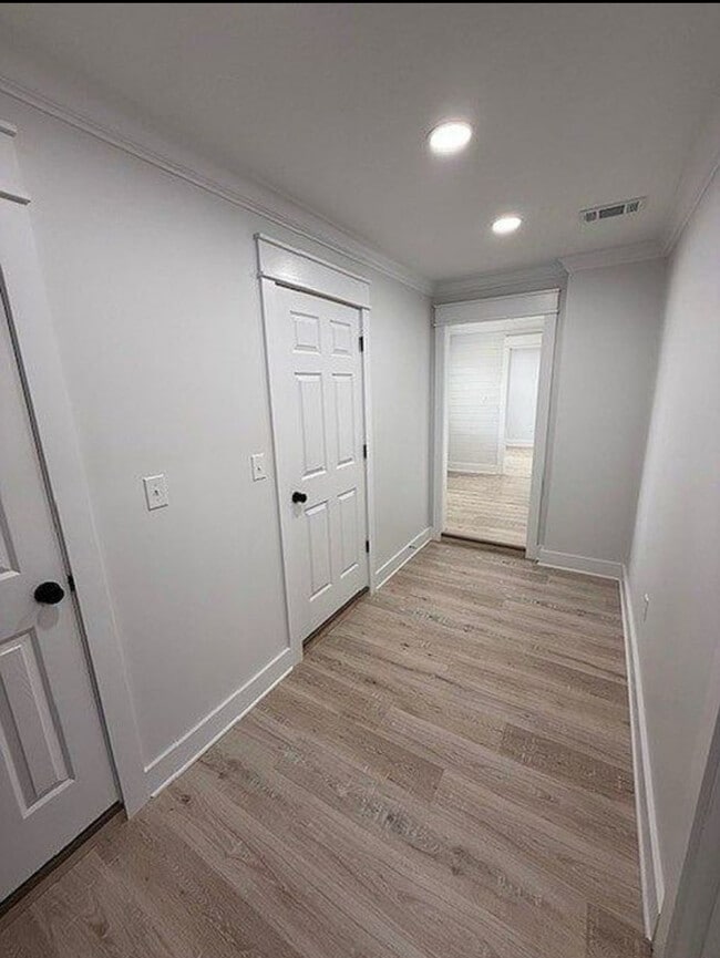 Building Photo - 81 Lakeview Dr