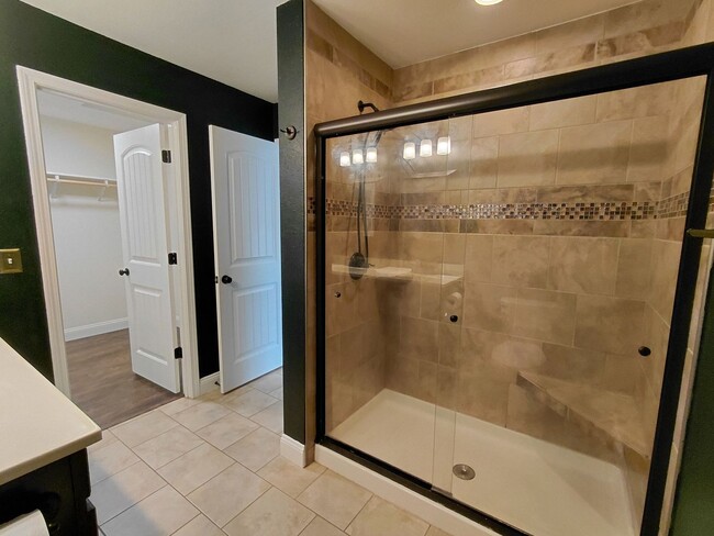 Building Photo - Beautiful home close to post