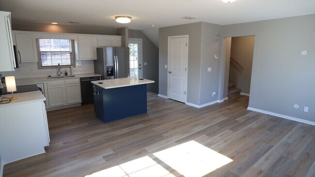 Building Photo - AVAILABLE NOW!