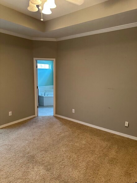 Building Photo - 5448 Henning Dr W