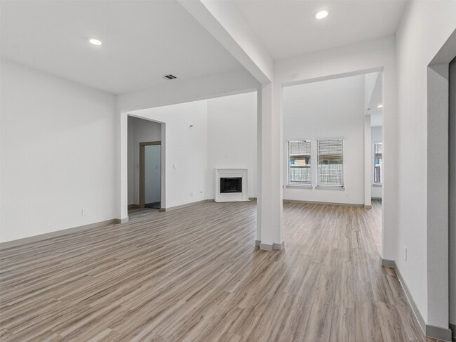 Building Photo - 818 Kingwood Dr