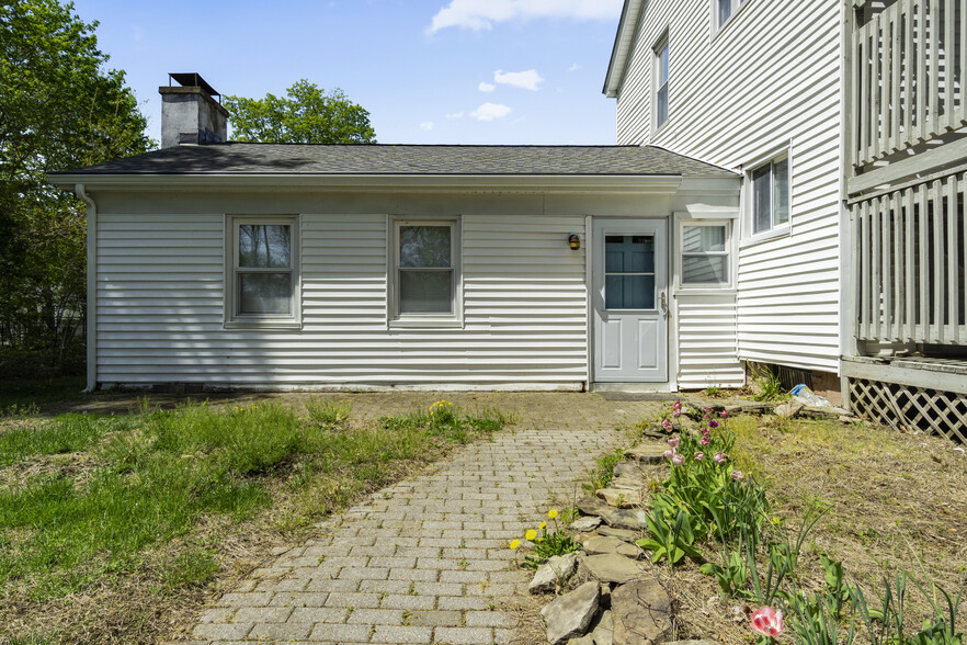 Building Photo - 671 Cornwall Ave