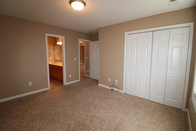 Building Photo - 2105 Hobbit Way