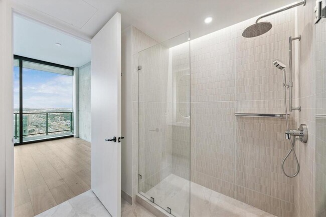 Building Photo - 610 Davis St