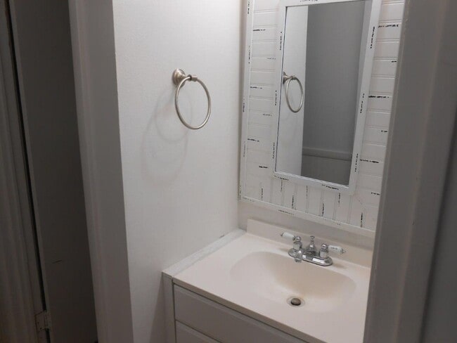 Building Photo - 2nd Floor 2 bedroom Condo Near 95/Torrey Pines