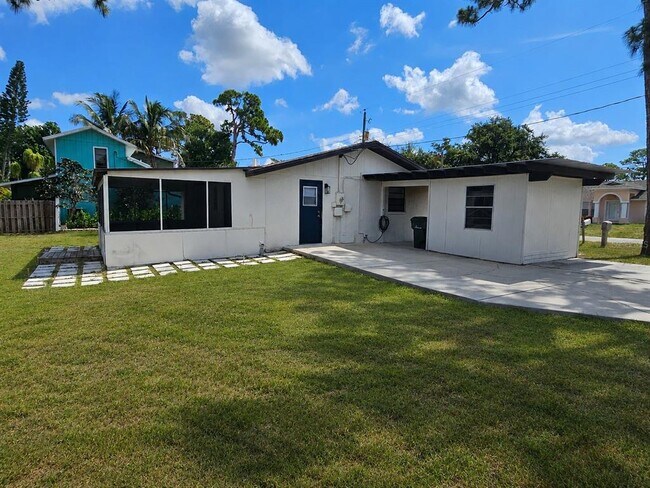 Building Photo - 8820 Pohoy Ave
