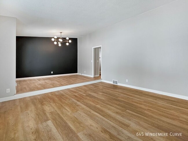 Building Photo - 4br 3ba ~ Security Deposit Free Alternativ...