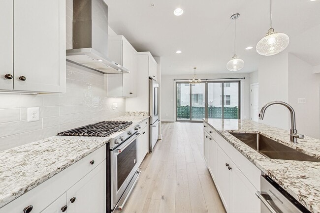 Building Photo - Contemporary 4 bedroom, 3.5 bath Open Concept Townhome!