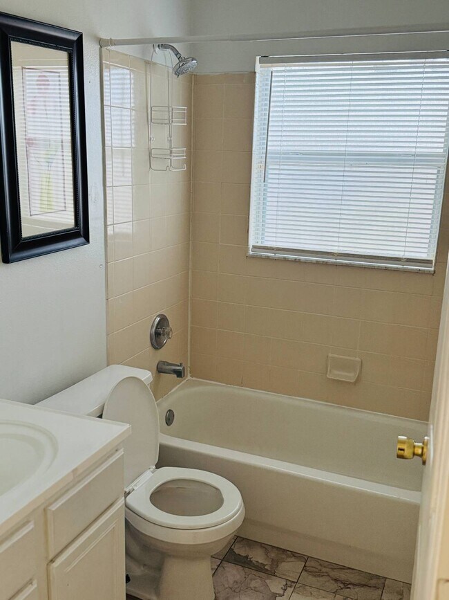 Building Photo - 810 Veronica Cir