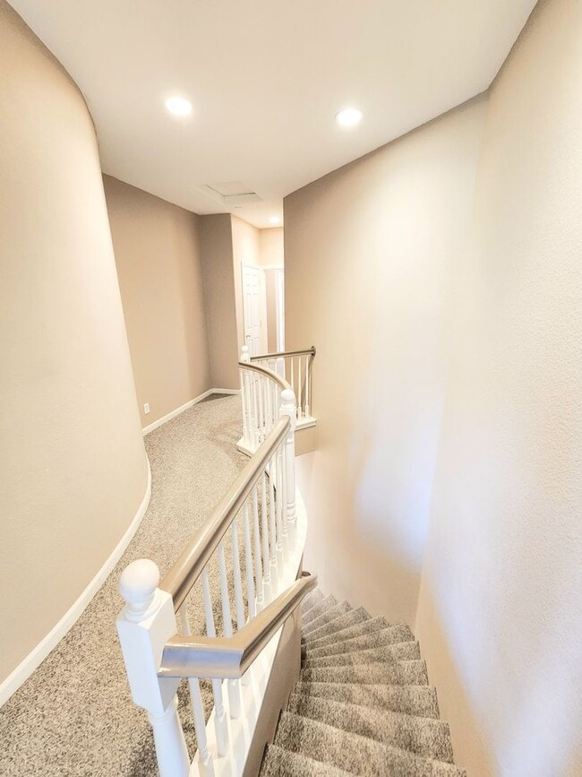 Building Photo - Spacious Townhouse in San Mateo