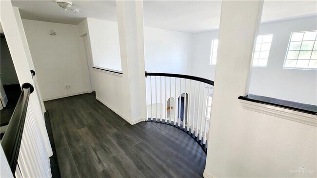 Building Photo - 25 El Jardin St