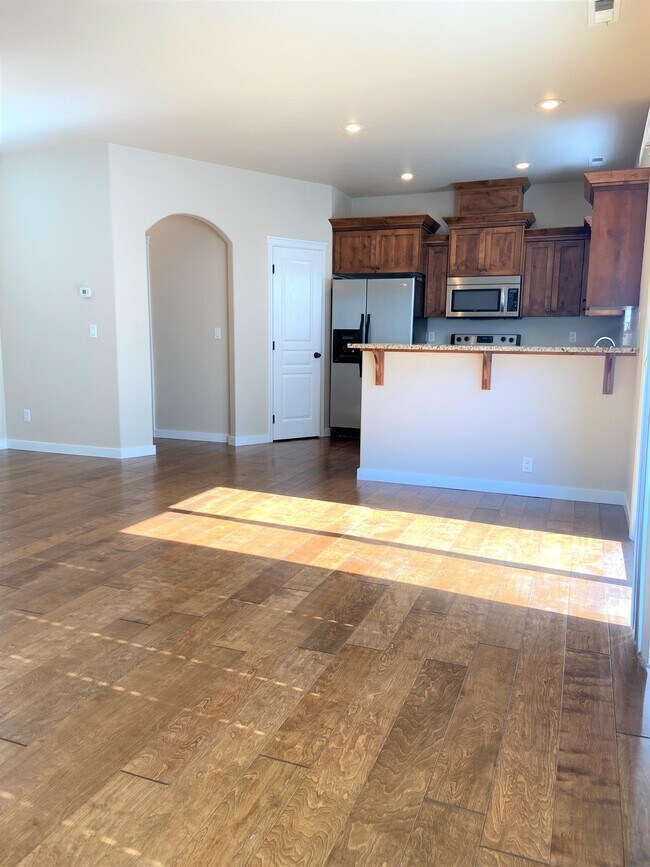 Building Photo - 677 S Pine Tree Ln