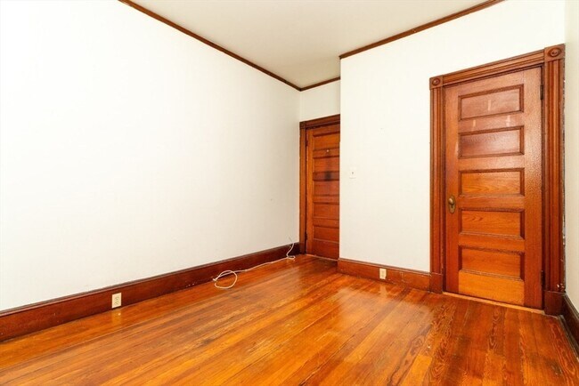 Building Photo - 12 Pond St