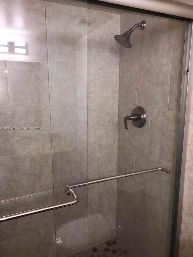 Building Photo - 1420 Brickell Bay Dr