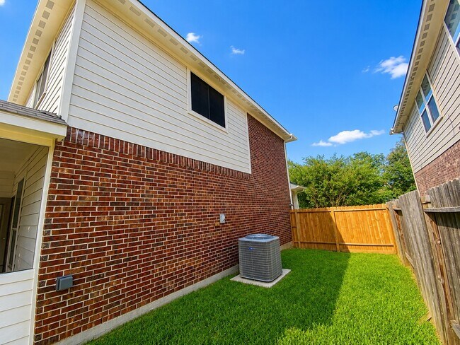 Building Photo - 4903 Summer Ridge Dr