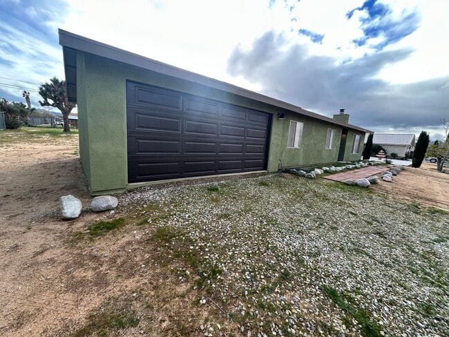 Building Photo - 3-bedroom 2 bath Home with Central AC - Fully Furnished