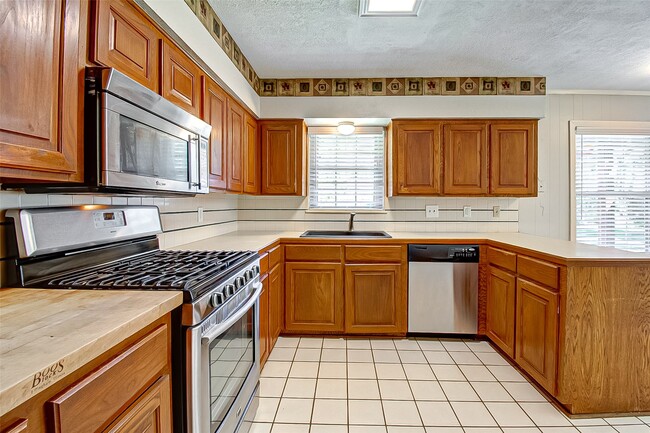 Building Photo - 9638 Meadowglen Ln