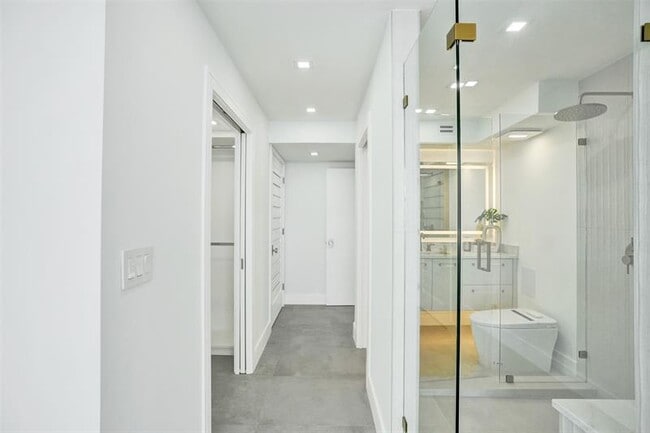 Building Photo - 209 N Fort Lauderdale Beach Blvd