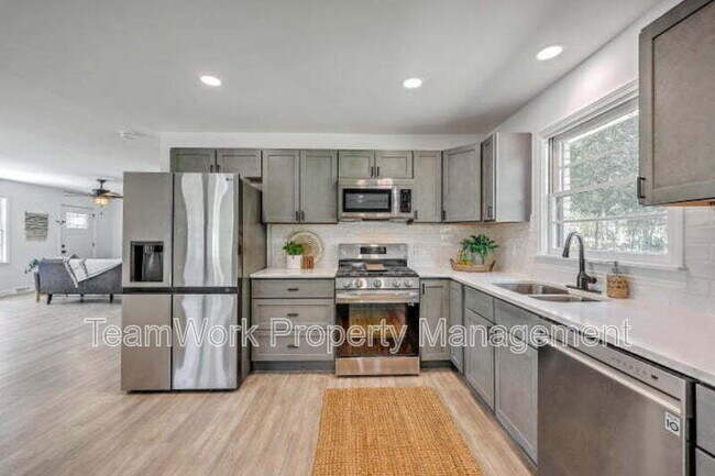 Building Photo - 702 N Palmetto St