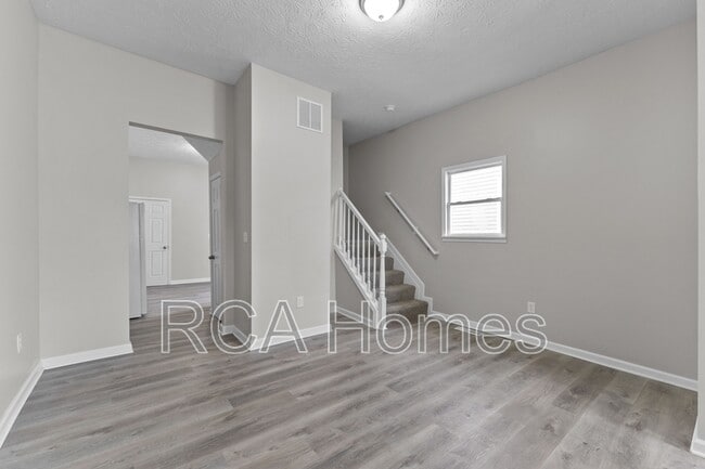 Building Photo - 2912 N Kenwood Ave