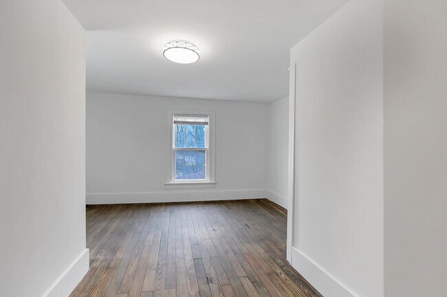 Building Photo - 743 Lilley Ave