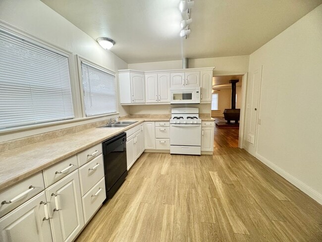 Building Photo - **Reserve for SUMMER 2026** Large house close to CSUC