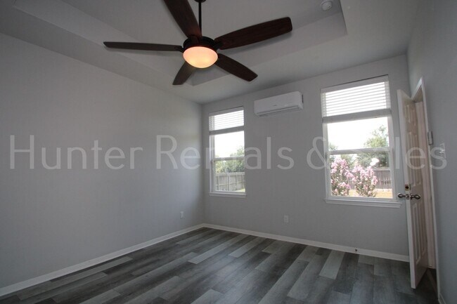 Building Photo - 1619 Neuberry Cliffe