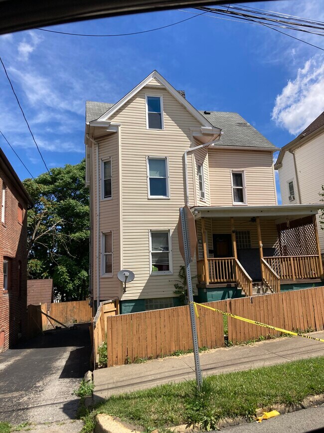 Building Photo - 89 W Walnut St