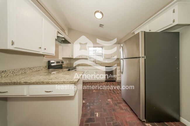 Building Photo - 920 W Idylwild Dr