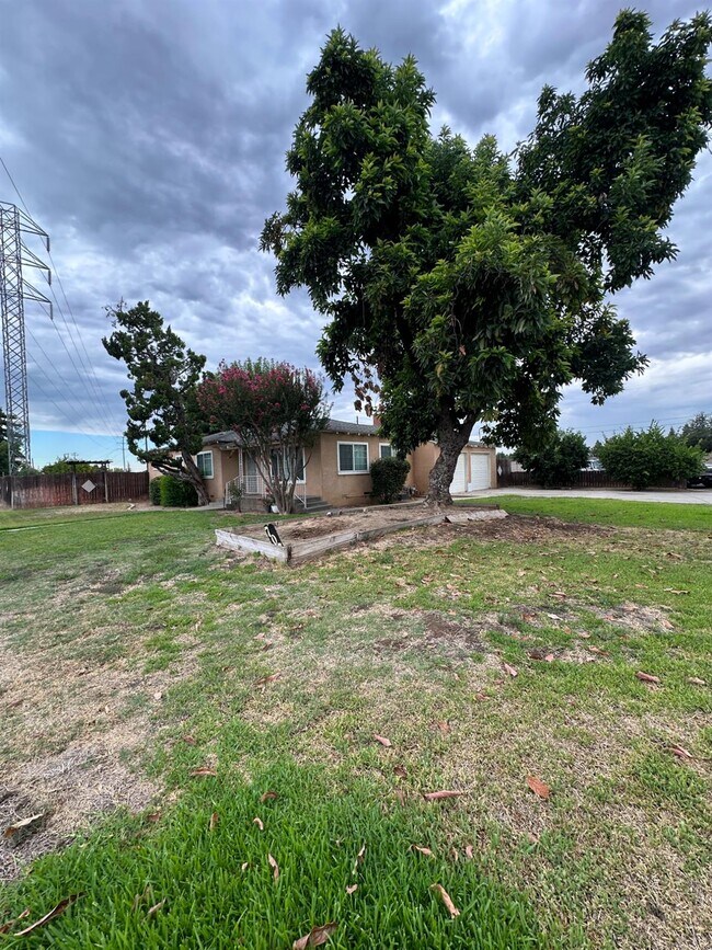 Building Photo - 707 N Villa Ave