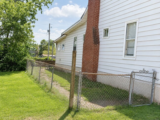 Building Photo - 17 Poplar Ave
