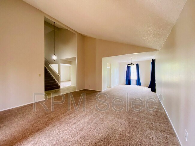 Building Photo - 2204 Lupine Rd