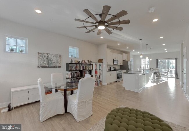 Building Photo - 23856 Myrtle Glen Way